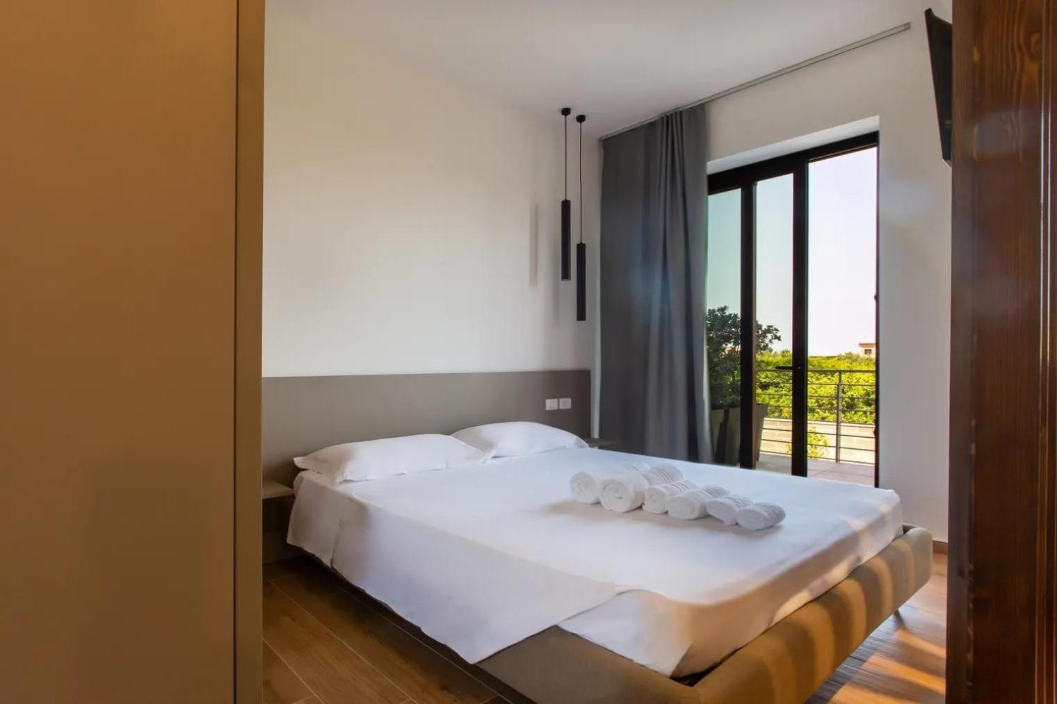 La Brisa Aparthotel Capo dʼOrlando Buitenkant foto